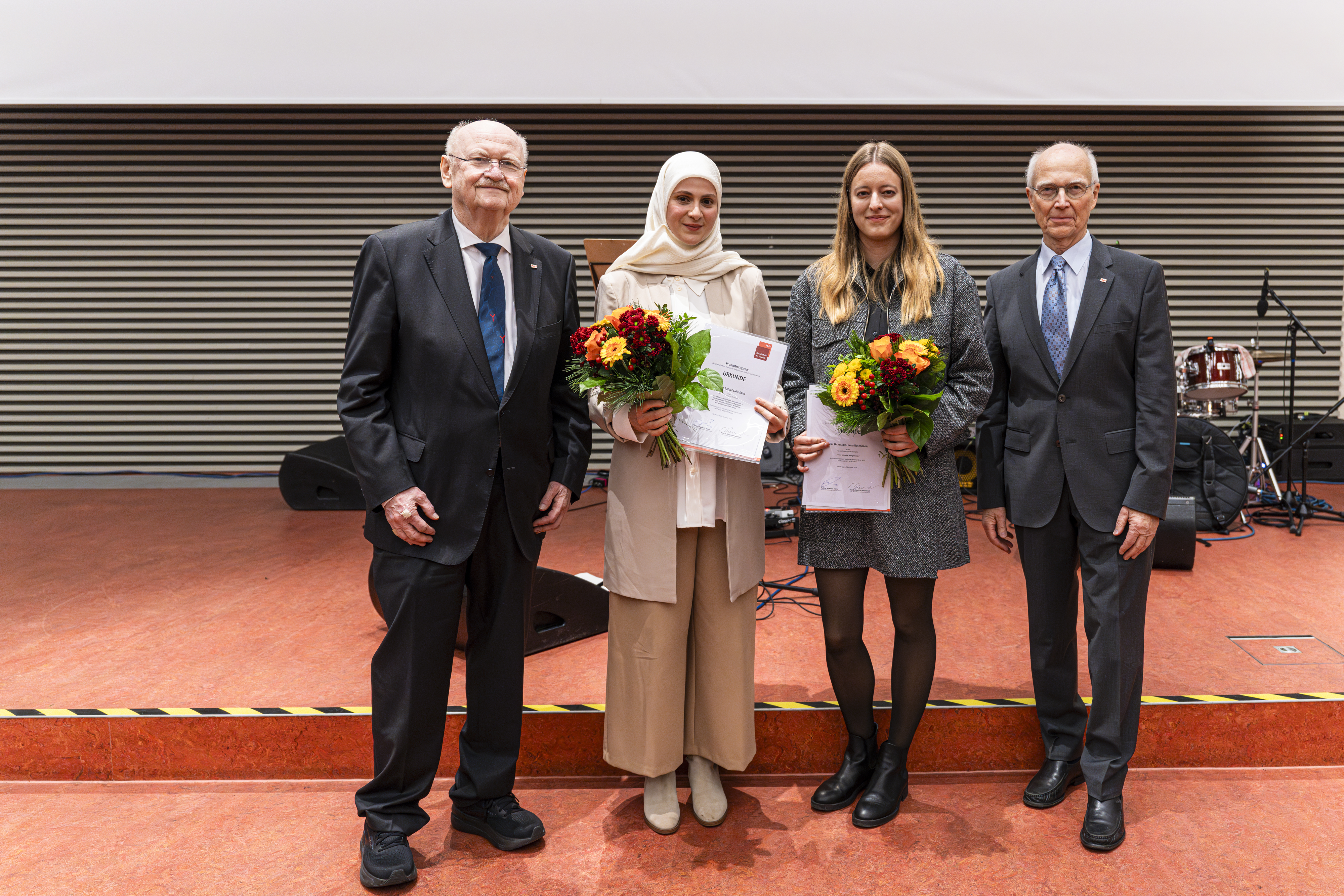 die beiden Promotionspreisträgerinnen Dr. rer. nat. Ilona Rosenboom (Mitte, rechts) und Dr. PH Batoul Safieddine (Mitte, links) mit MHH-Präsident Prof. Dr. Michael Manns und Prof. Dr. Siegfried Piepenbrock, Vorstand der Gesellschaft der Freunde der MHH e.V.