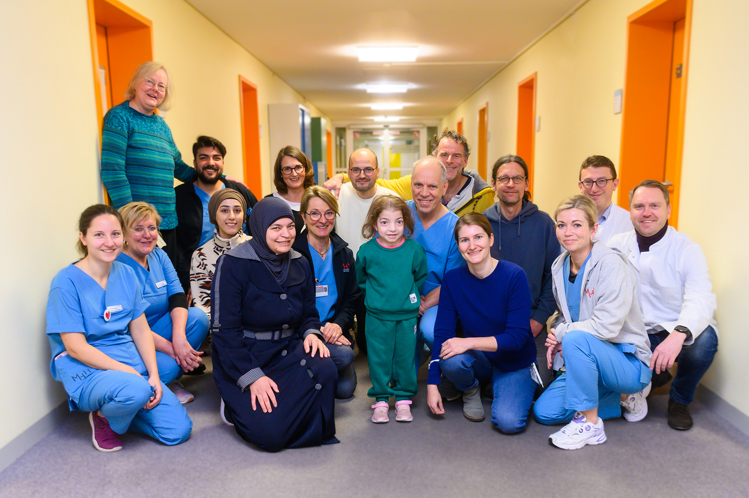 Es zeigt das interdisziplinäre und interprofessionelle Team aus Ärztinnen, Ärzten und Pflegekräften der pädiatrischen Pneumologie, Kinderintensivmedizin sowie HTTG-Chirurgie, Physiotherapeutinnen, Ernährungsberaterinnen und einer Transplantationskoordinatorin