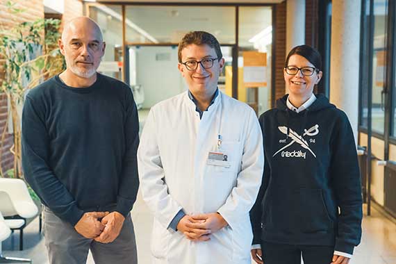 An der Studie beteiligt: Klaus Höffler (links), Kardiotechniker in der experimentellen Chirurgie, Fabio Ius und Susanne Freyt.  Copyright: medJunge