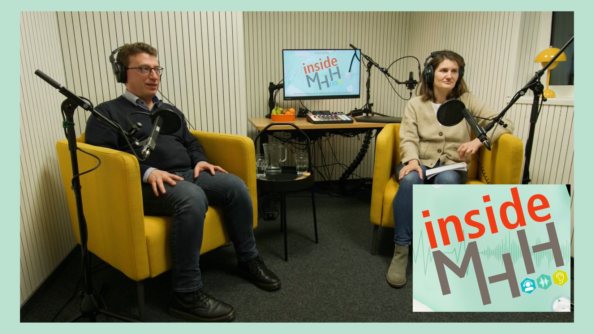 Das Bild zeigt Fabio Ius und Julia Carlens bei den Aufnahmen des Podcasts im Studio. Copyright: MHH