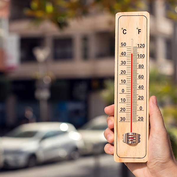 Ein Thermometer steht bei gut 40 Grad Celsius.